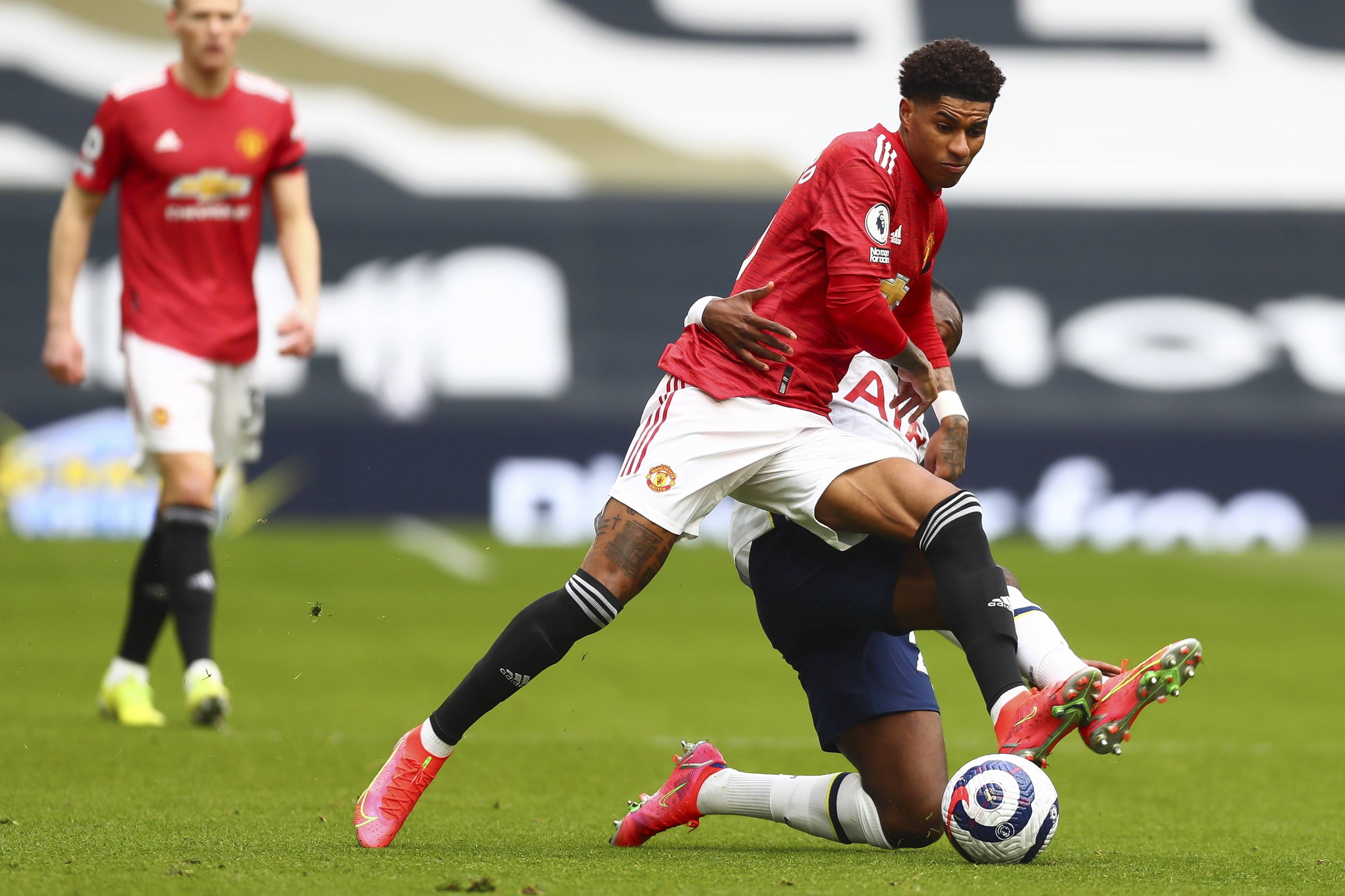 联在客场逼 联在客场逼